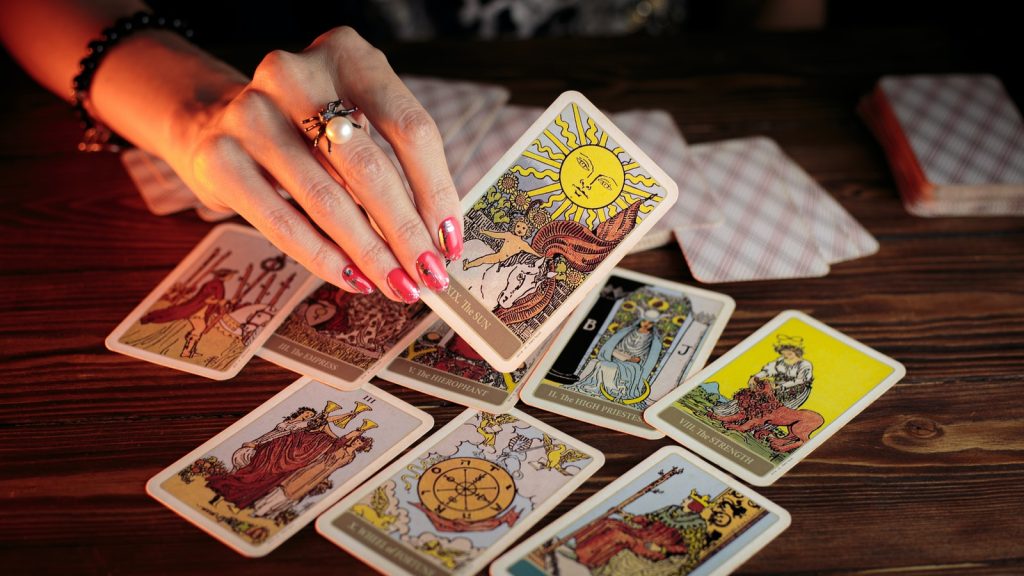 cartes de tarots posés sur une table